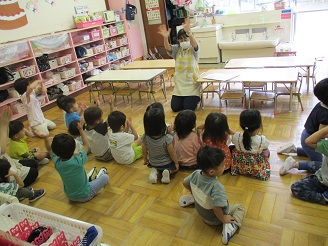 2歳児の手遊びの様子の写真