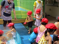 2歳児が水遊びをしているところです。