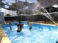 写真：ホースでの水遊びの様子