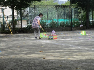 0歳児クラスの運動会練習の様子の写真