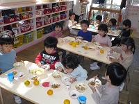 3歳児こあら組がみんなで芋汁を食べている写真