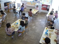 4歳児ぞう組がみんなで芋汁を食べている写真