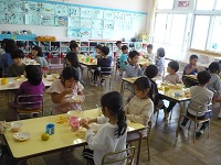 5歳児らいおん組がみんなで芋汁を食べている写真