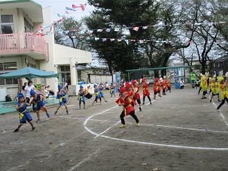 5歳児らいおんぐみ走りエイサー踊りの様子の写真