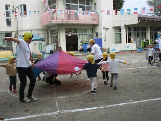 3歳児こあらぐみ競技パラバルーンの様子の写真