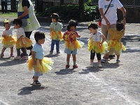 1歳児がダンスを踊っている写真です