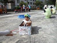 0歳児が車に乗っている写真です。