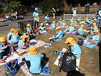 写真：お弁当を食べる5歳児