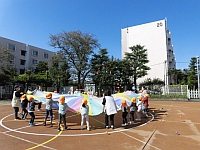 写真：パラバルーンのボールを上げる様子