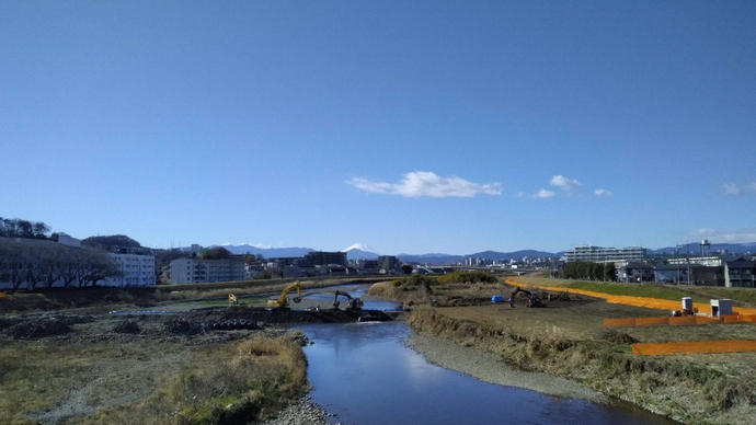 冬の富士山と工事中