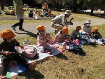 4歳児ぱんだ組がお弁当を食べている様子の写真