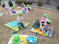 お弁当給食を食べている4歳児ぞう組の写真