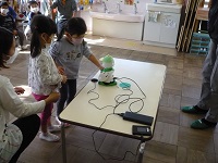 日野療護園から来たロボットとお話する3歳児こあら組の写真
