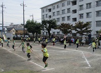 5歳児が一人縄跳びをしている写真です。