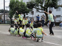 5歳児が長縄とびをしている写真です。