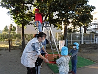 写真：4歳児もネットを持って収穫する様子