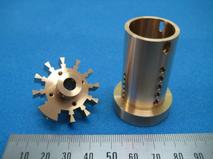 写真：コネクタ部品1