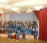 5歳児らいおん組の子どもたちが太鼓の演奏をしている写真