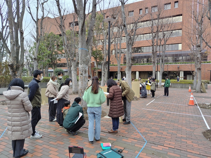 写真：屋外でのワークの様子1