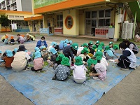 4歳児5歳児が野菜ちぎりをしている写真です