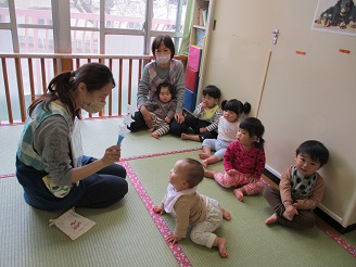 0歳児クラス誕生会の様子の写真