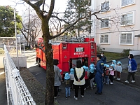 写真：消防車を見学している様子