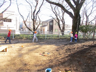 だるまさんころんだを楽しむ4歳児ぱんだ組の子どもたちの様子の写真