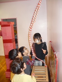 3歳児こあら組がらいおん神社にお参りしている写真