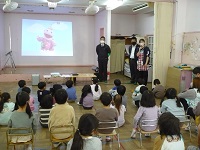 4歳児ぞう組と5歳児らいおん組が日野警察の方の話を聞いている写真