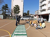 写真：おまわりさんの話を聞く子どもたち