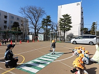 写真：横断歩道の渡り方の練習の様子