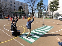 写真：横断歩道を渡る練習