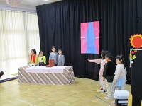写真：4歳児が劇をしているところです。