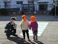 3歳児が横断歩道を渡っている写真です。