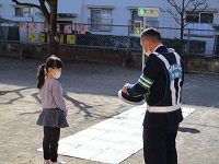 5歳児が横断歩道の渡り方を教えてもらっている写真です。