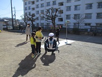 5歳児が横断歩道を渡っている写真です。