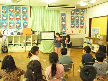 5歳児1月誕生会誕生児インタビューの様子の写真