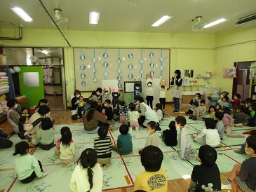 0歳から4歳児クラス1月誕生会インタビューの様子の写真