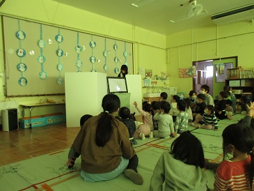 0歳から4歳児クラス1月誕生会シルエットクイズの様子の写真