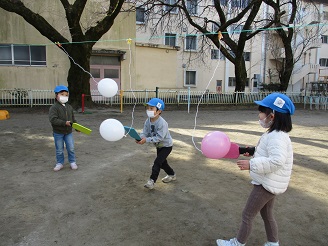 3歳児こあら組お正月あそび風船つきの様子の写真