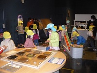 5歳児らいおん組が六都科学館の中を見学している写真