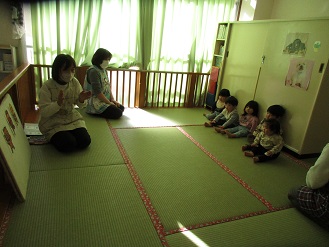 0歳児ひよこ組誕生会の様子の写真