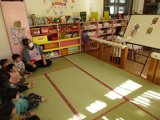 1歳児りす組誕生会の様子の写真