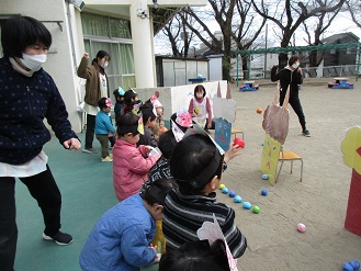 2歳児うさぎ組豆まきの様子の写真