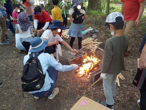 焼き板つくりをしている写真