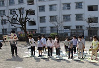 5歳児が卒園制作の看板を紹介している写真です。