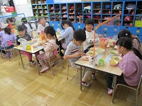5歳児が給食でリクエストした献立を食べている写真です。