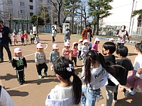 写真：ラーメン体操を楽しんでいる2歳児の様子