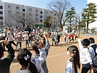 写真：ミッキーマウスの踊りを楽しんでいる様子