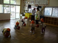 4歳児ぞう組がドリブルに挑戦している写真